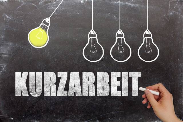 Tafel mit Aufschrift Kurzarbeit