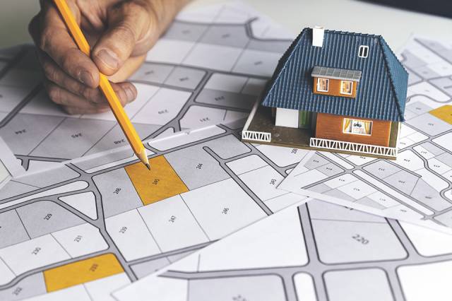 Bleistift zeigt Katasterplan