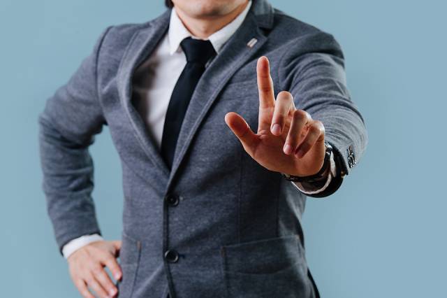 Mann streckt Zeigefinger aus