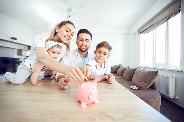 Familie mit Sparschwein